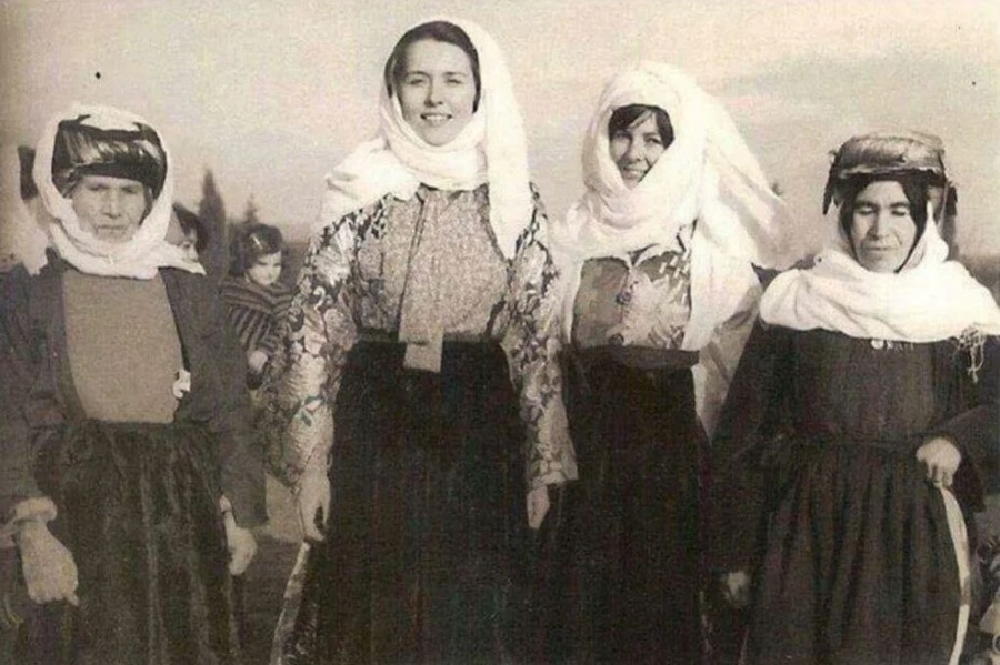 ڕەنگ و ڕەسەنایەتیی جلوبەرگی ژنانی کورد لە ڕوانگەی گەشتیارانی بیانییەوە/بەشی یەکەم
